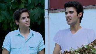 Tunç ve Metin, okuldan eve turist getirirler