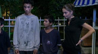 Leyla, sokak çocuklarıyla birlikte