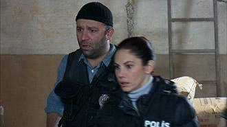 Mesut, Serdar'ı vuruyor