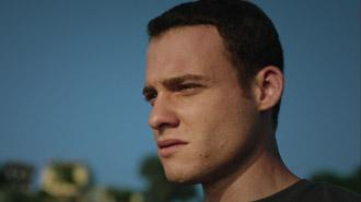 Kerem Zeynep’i çiçeklerle uğurluyor