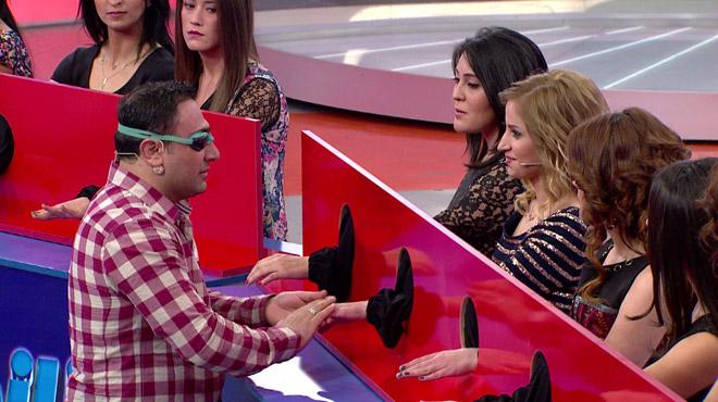 Beyler Eşlerini Ellerinden Tanımaya Çalışıyor