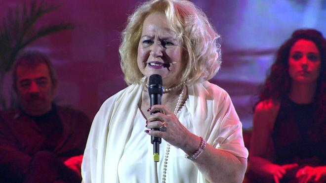 Belkıs Özener – Unut Onu Gönlüm Performansı