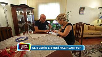 Selim Bey, Özkan Ailesi'nin salonunu yorumluyor