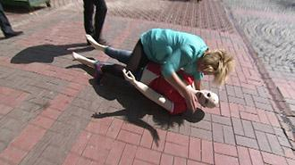 Yarışmacı manken dövdü