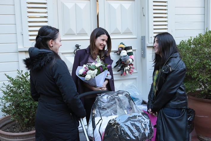 Beren Saat'e hayranlarından doğumgünü sürprizi