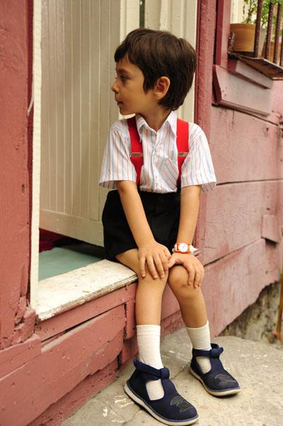 Daha önce pek çok reklam filminde oynayan Emir, 5.5 yaşında.