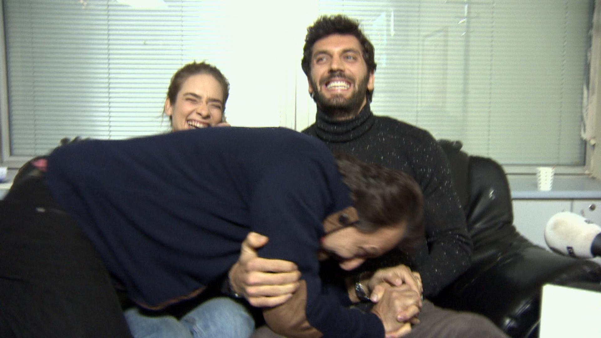 Özgür Ozan röportajın içine daldı!