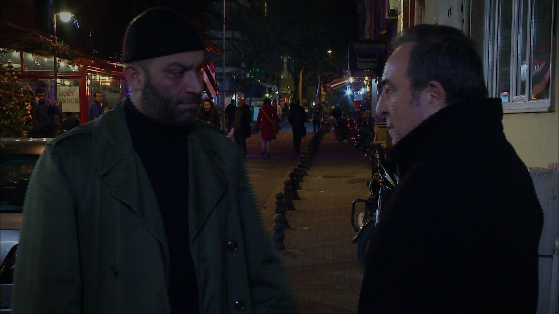 Bizim yanımızdan ayrılıp, bu adamların...