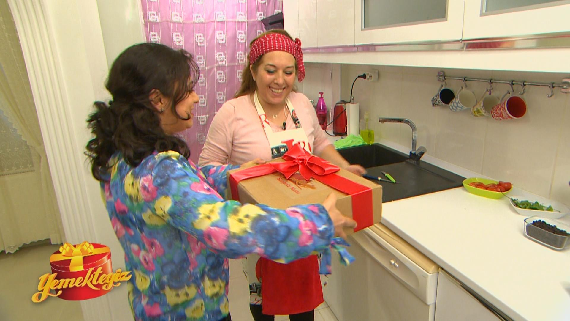 Sevim Hanım'ın Sürpriz Kutusu: Damla Sakızlı İrmik Tatlısı!