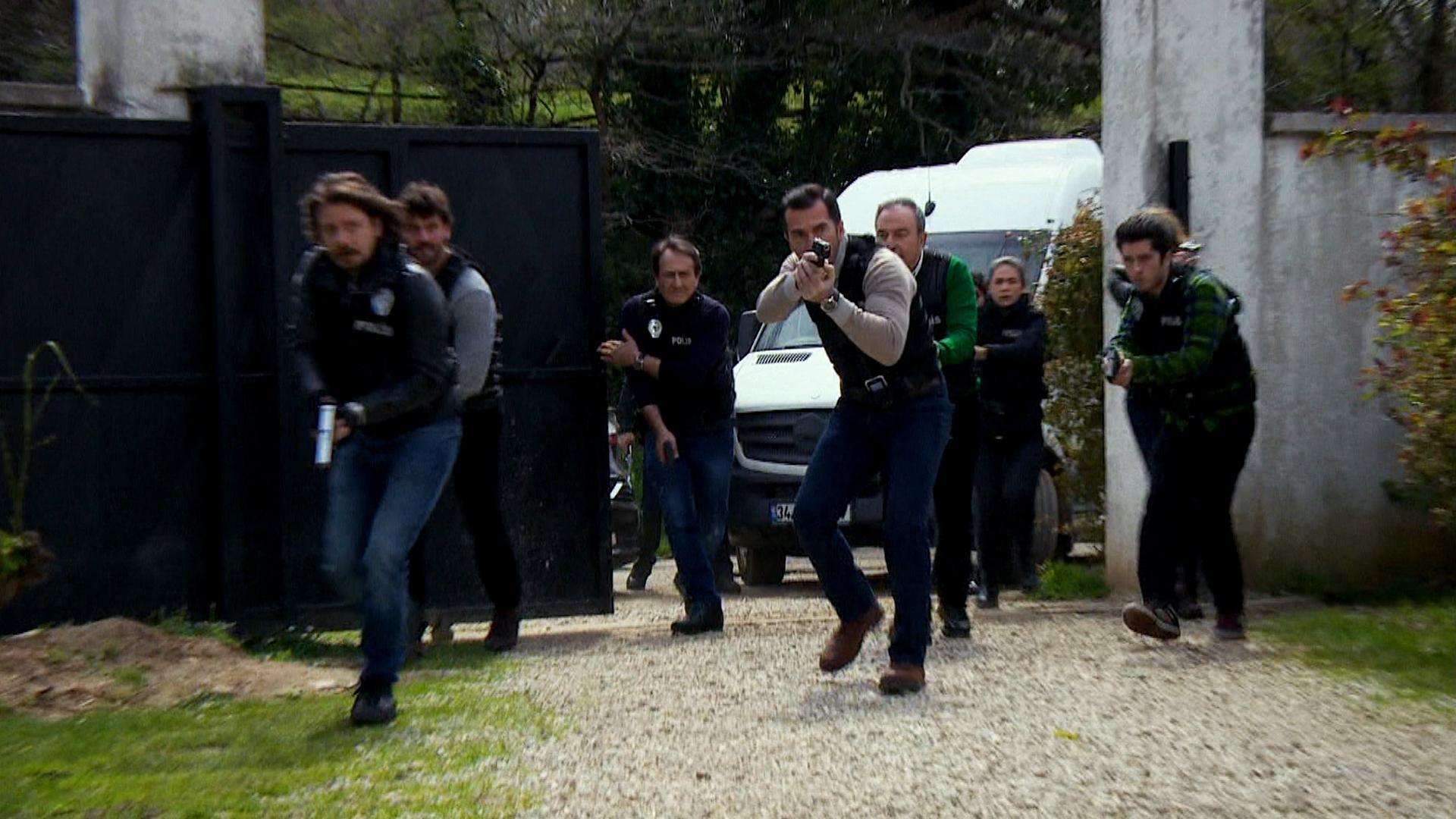 Ekip, fuhuş çetesinin peşinde!