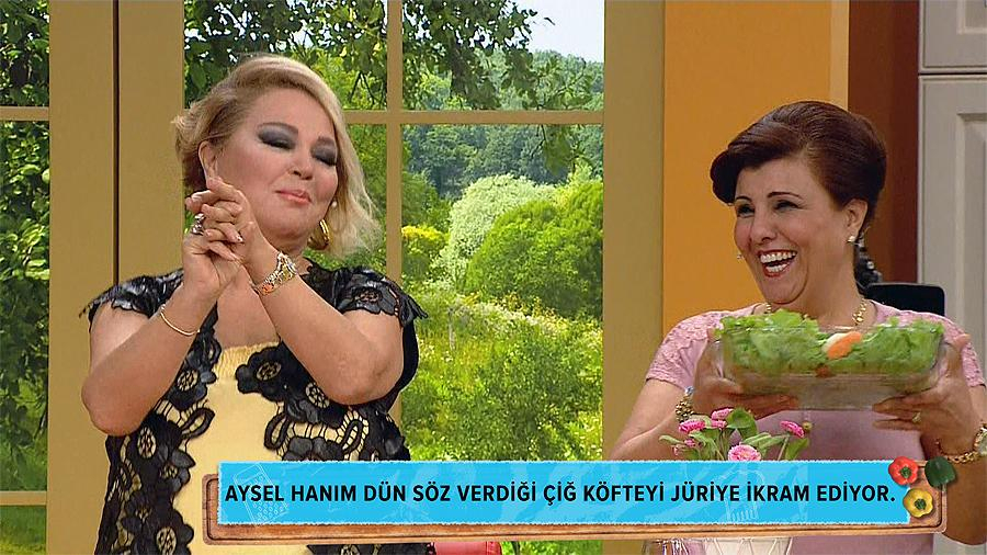 Safiye Soyman çiğ köfteyi gördü başladı oynamaya!