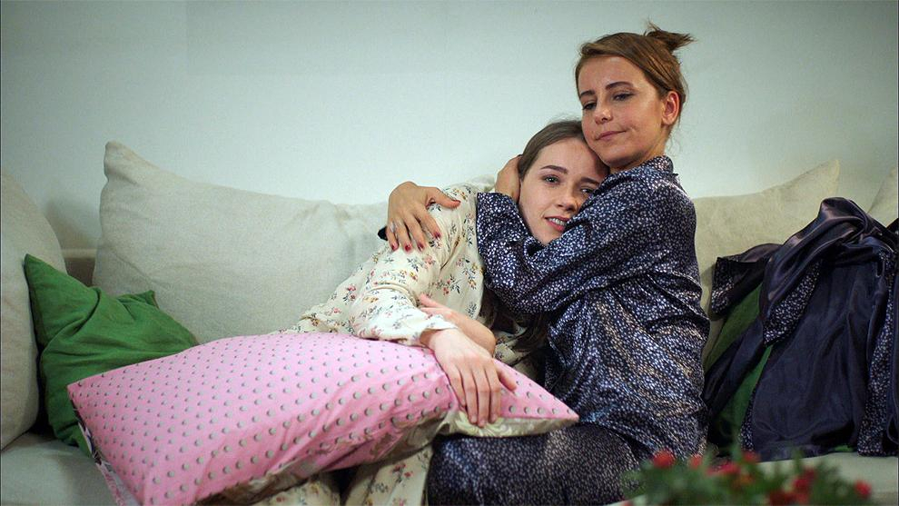 Elimde yastığım, yanımda annem!