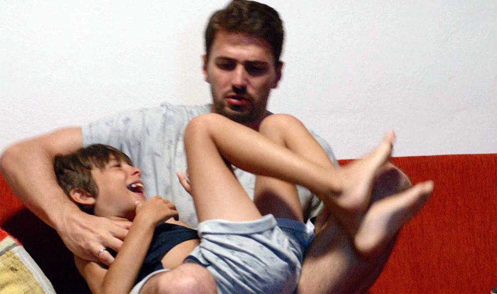 Evlenince de böyle ev kuşu mu olacaksın baba?