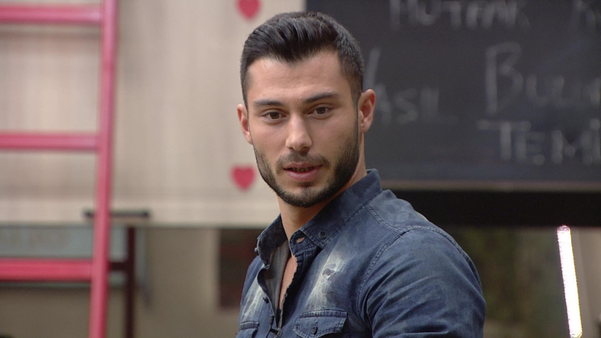Ayça’nın eski nişanlısının mesajına, Emre’nin tepkisi!