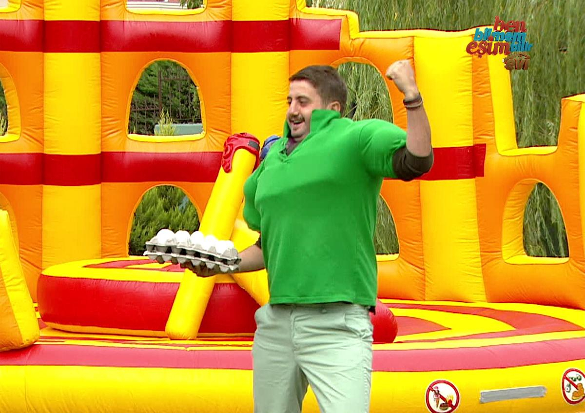 Hem kaslı, hem bıyıklı!