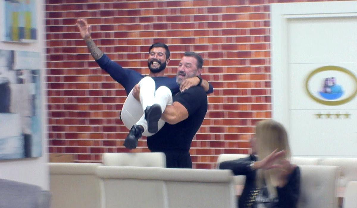 "Doğruluk mu, cesaret mi?" oyunu evdeki gerginliği aldı!