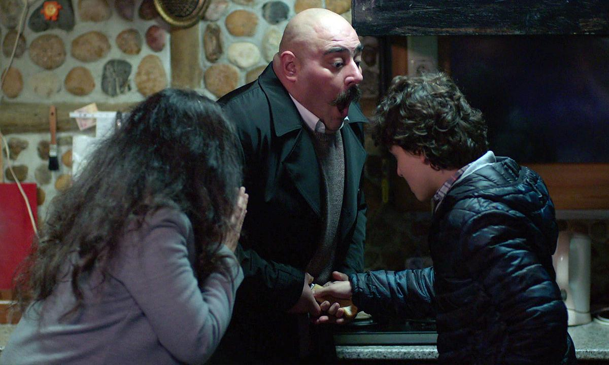 İsa, Taş Kafa'yı bıçaklıyor!