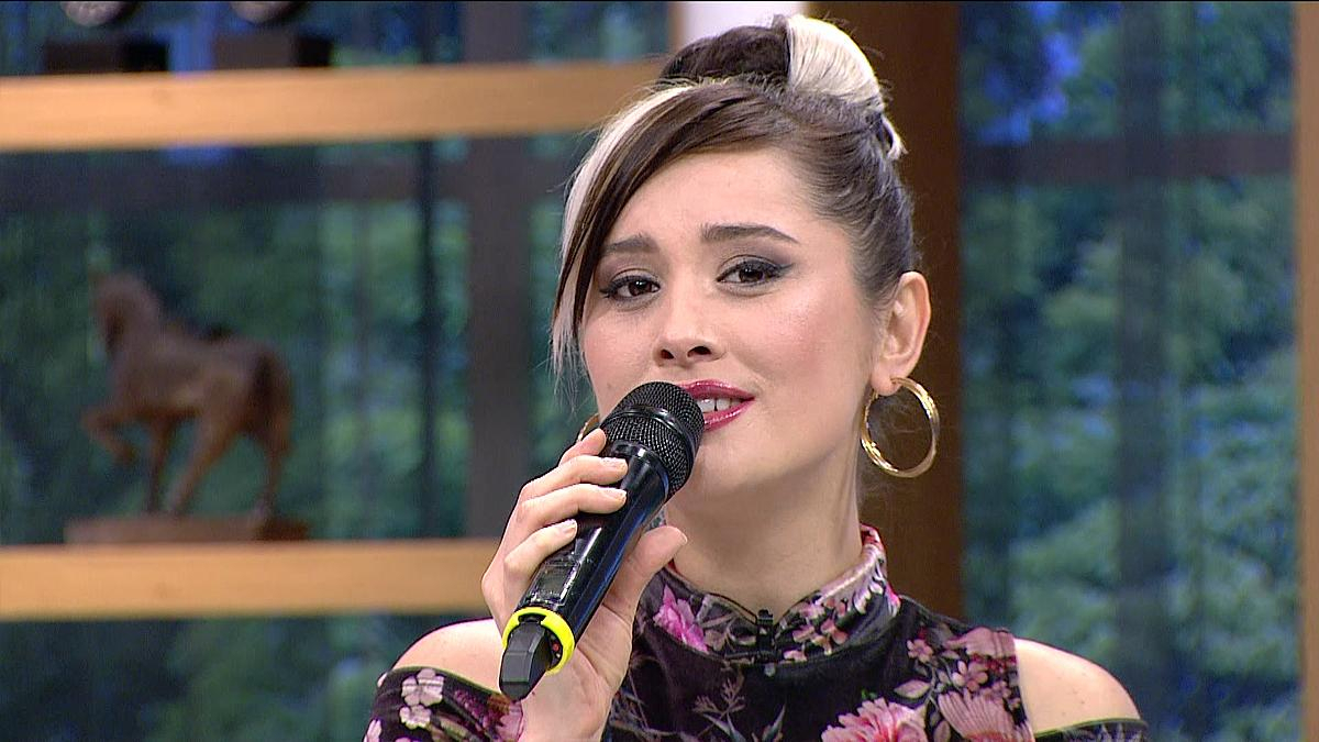 Elif Kaya - Bir Bilebilsen (Renkli Sayfalar Canlı Performans)