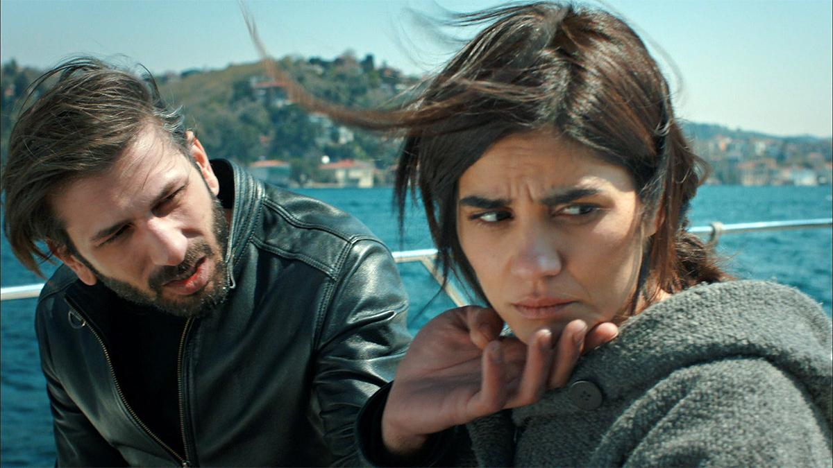 Yaren ve Mehmet arasında öpücük tartışması!