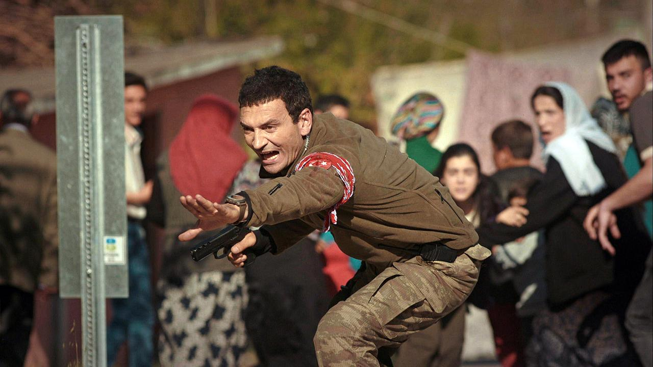 Yüzbaşı Olcay'ın köylüleri kurtardığı o sahne!