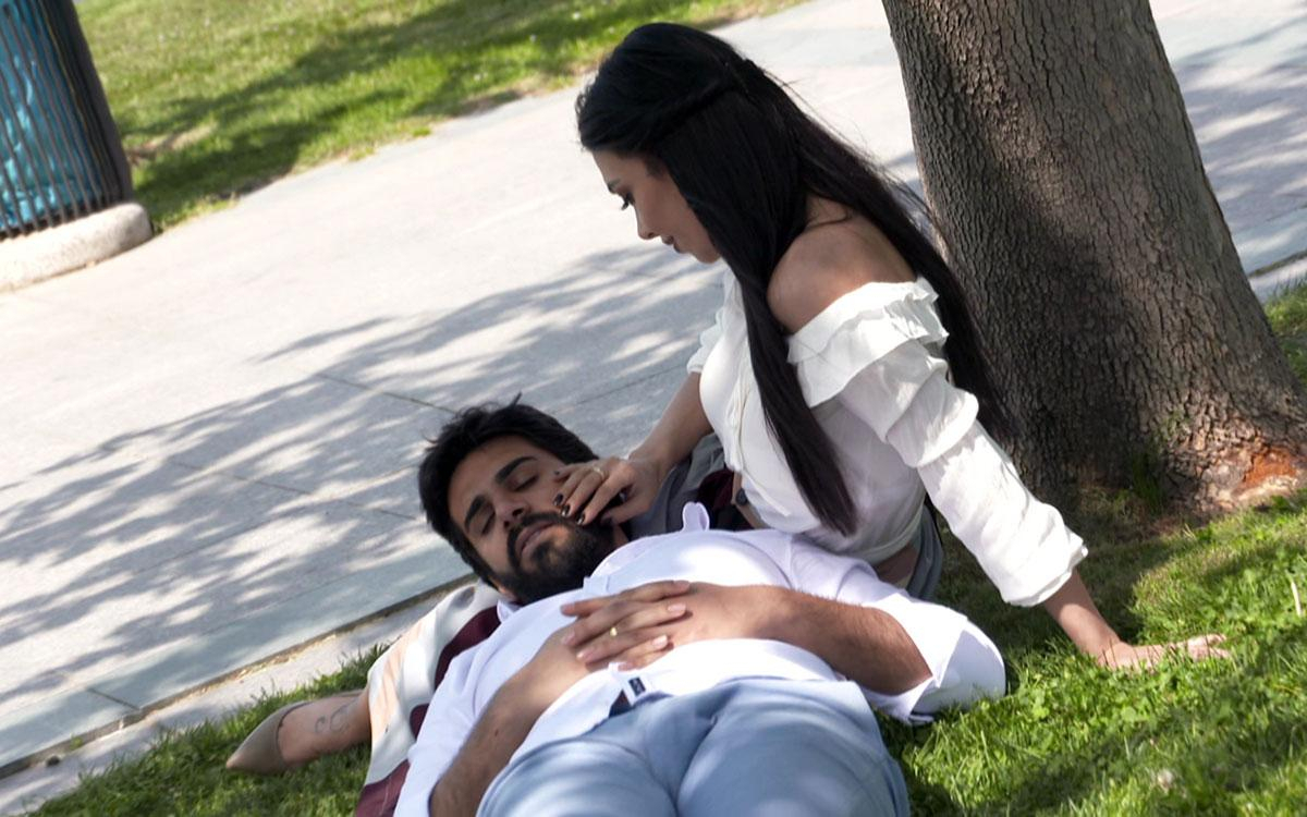 Adnan ve Didem'in ödül gezisinden romantik anlar!