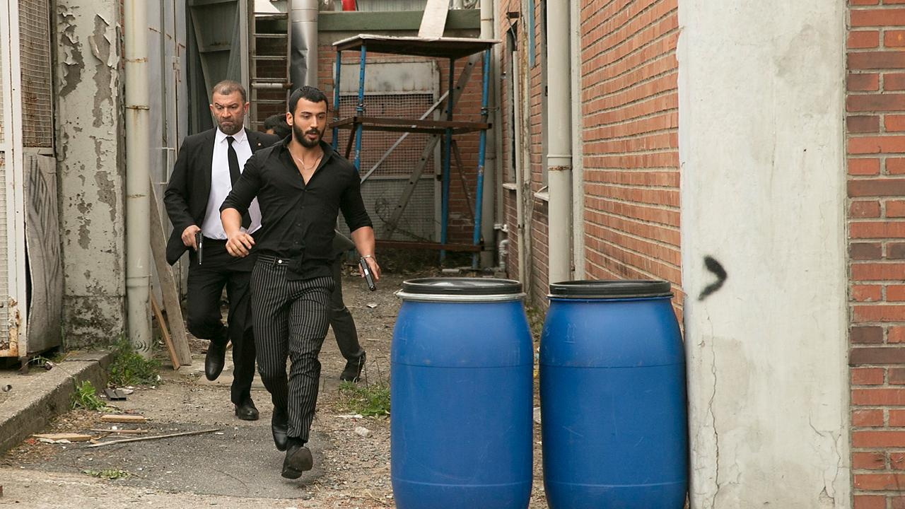 Mesut, uyuşturucu çetesinin içinde!