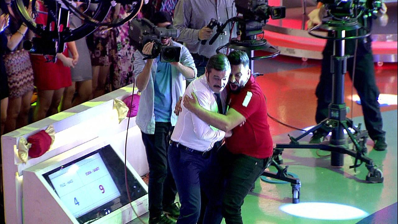 Arabayı kazanan çift Esra-Sabit oldu!