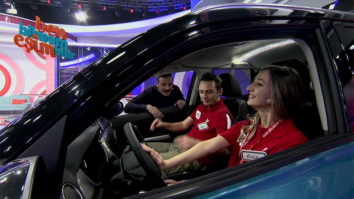Arabayı kazanan çift: Ayça Çaltıllı ve Samet Özer!