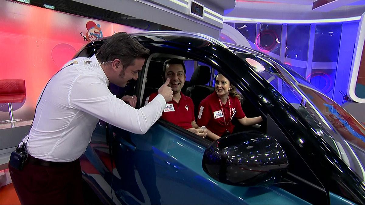 Arabayı kazanan çift: Eda ve Kadir Arıcı!