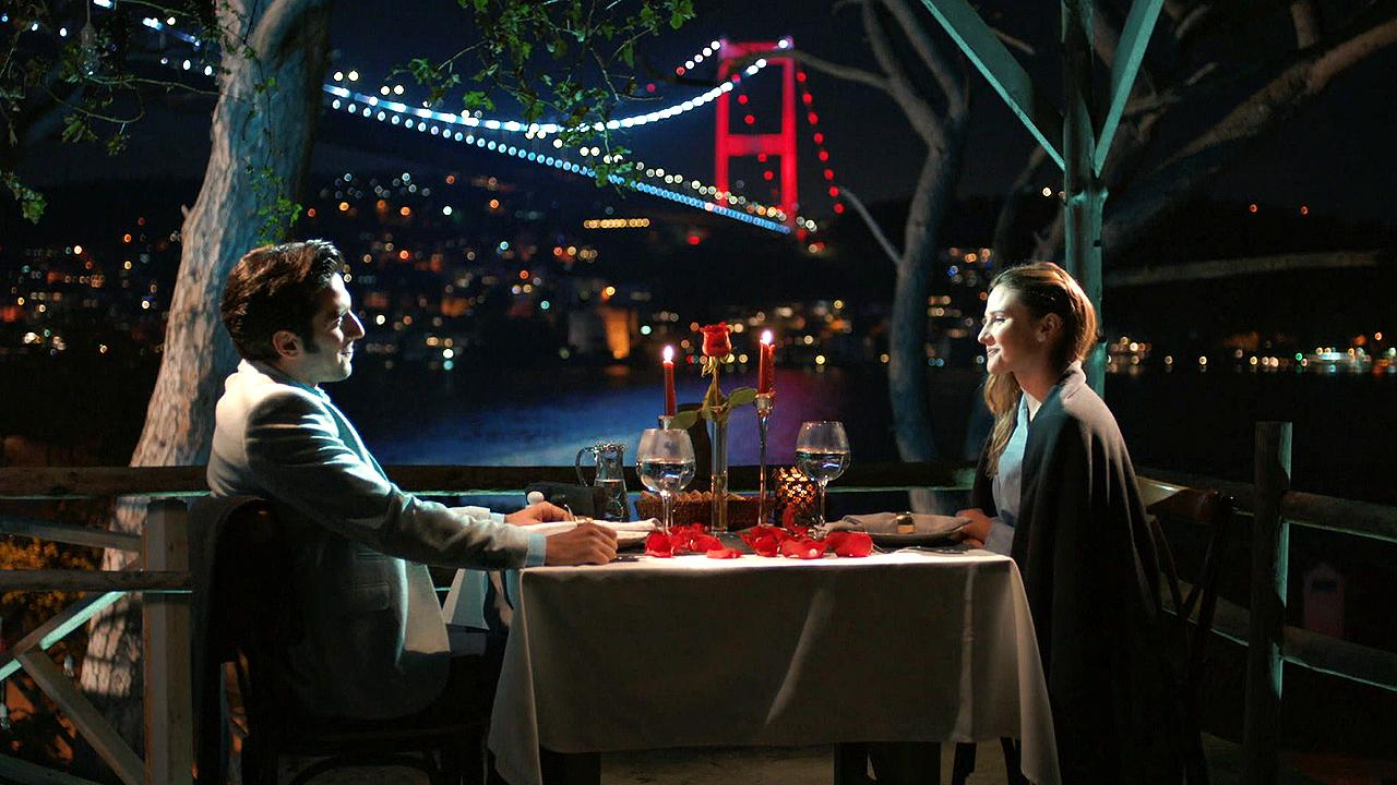 Defne ile Tolga'nın romantik akşam yemeği!