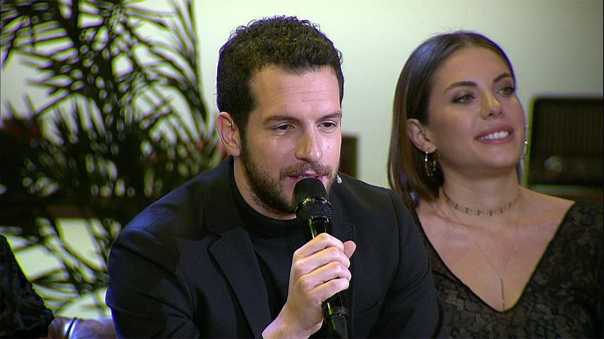 Aksel Bonfil söylediği şarkı ile dinleyenleri büyüledi!