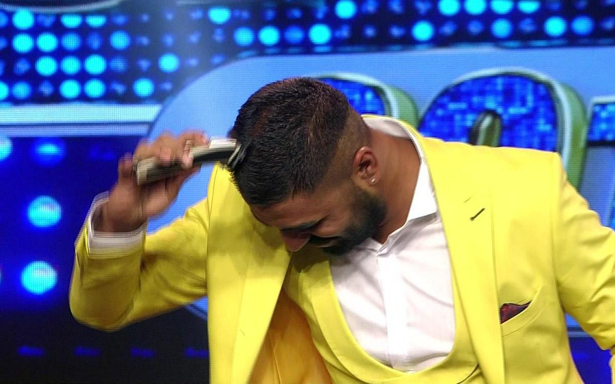 Popstar yarışmacısı Salih, sahnede saçını kesti!
