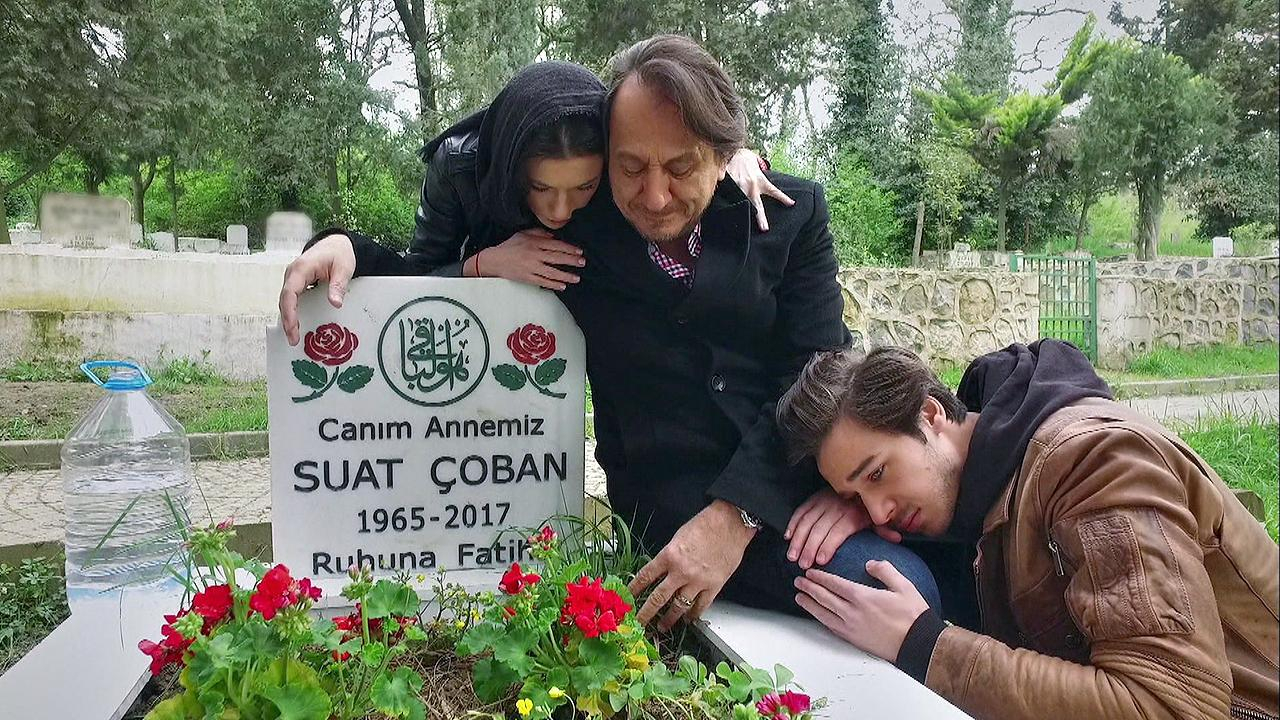 Anne mezarında ağlatan anlar!