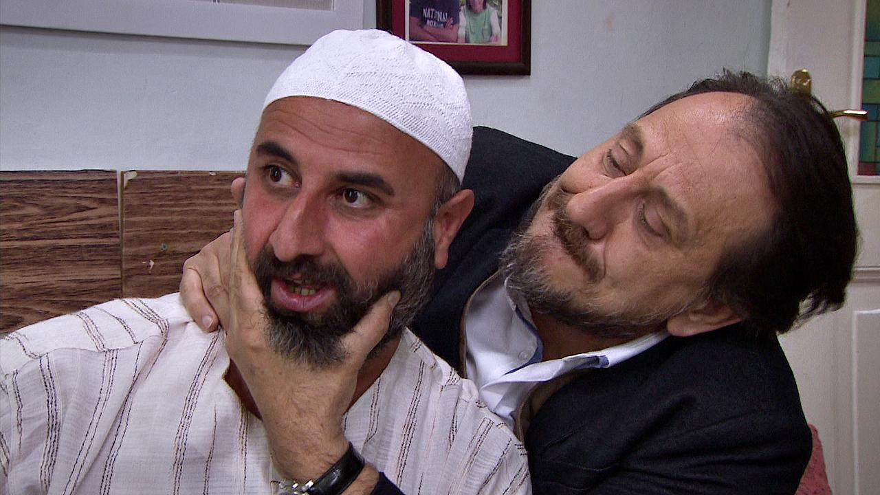 Hüsnü'ye üfürük tedavisi!