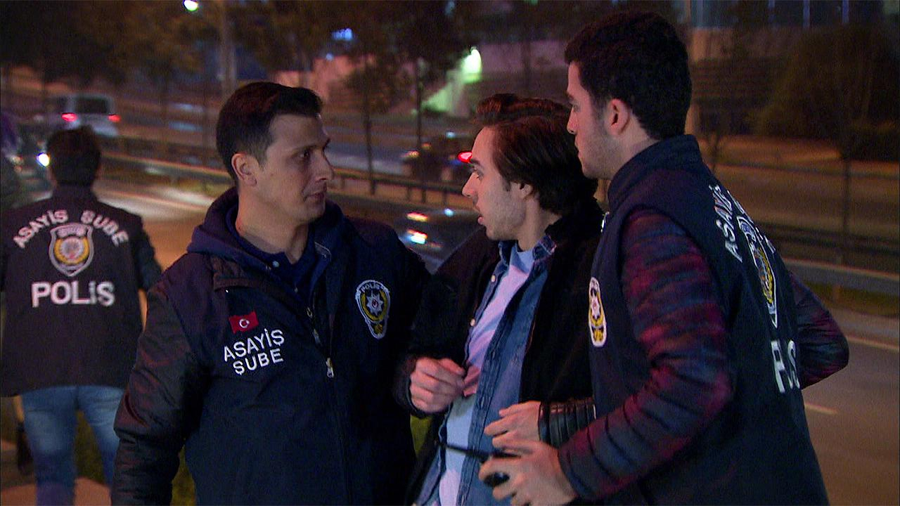 Ünlü oyuncuya ahlak polisinden suç üstü!