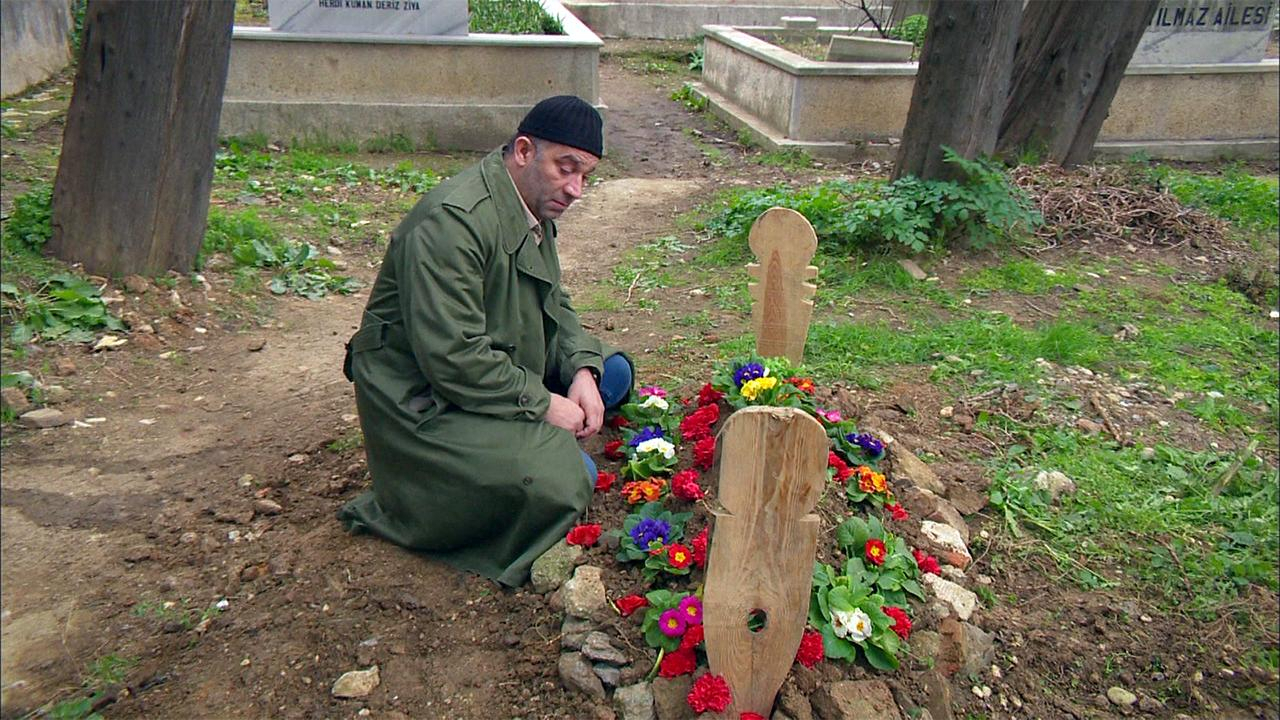 Mesut, Umut Bebeğin mezarının başında!