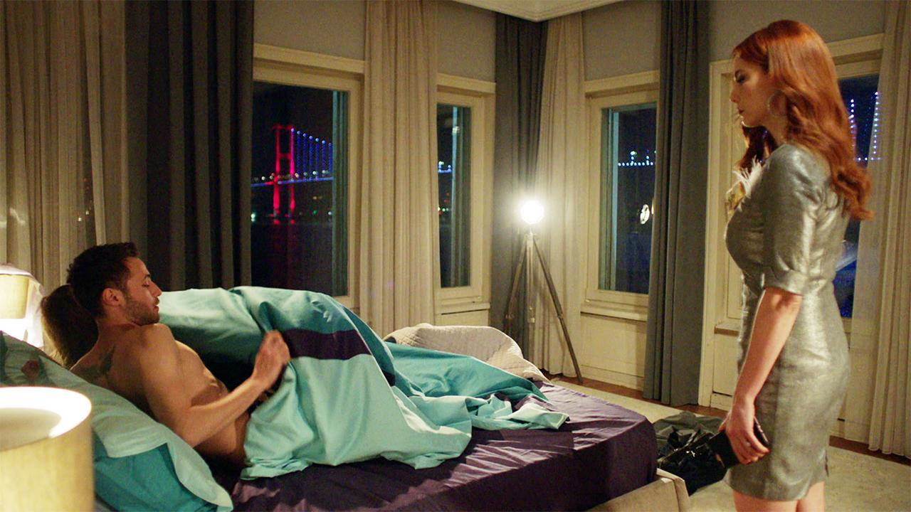 Şeniz, Ceren ve Cenk'i yatakta basıyor!