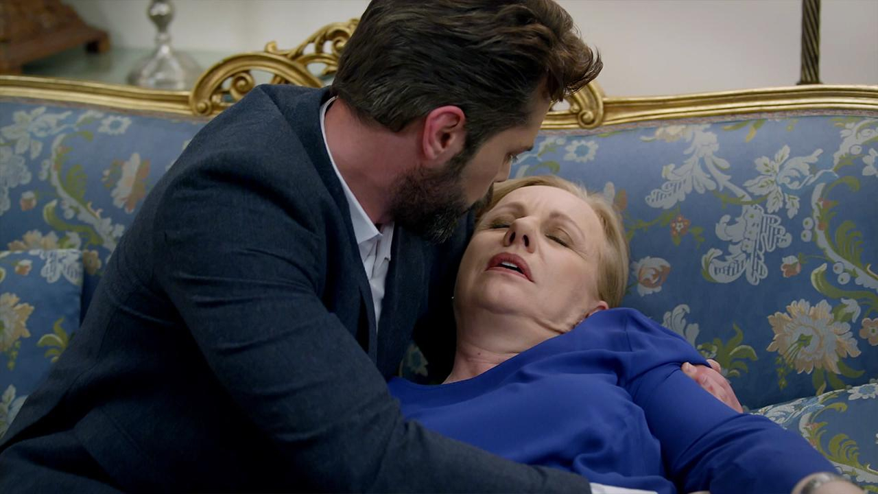 Ulviye fenalaşıyor!