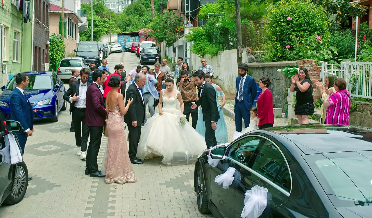 Geliyor düğün alayı!