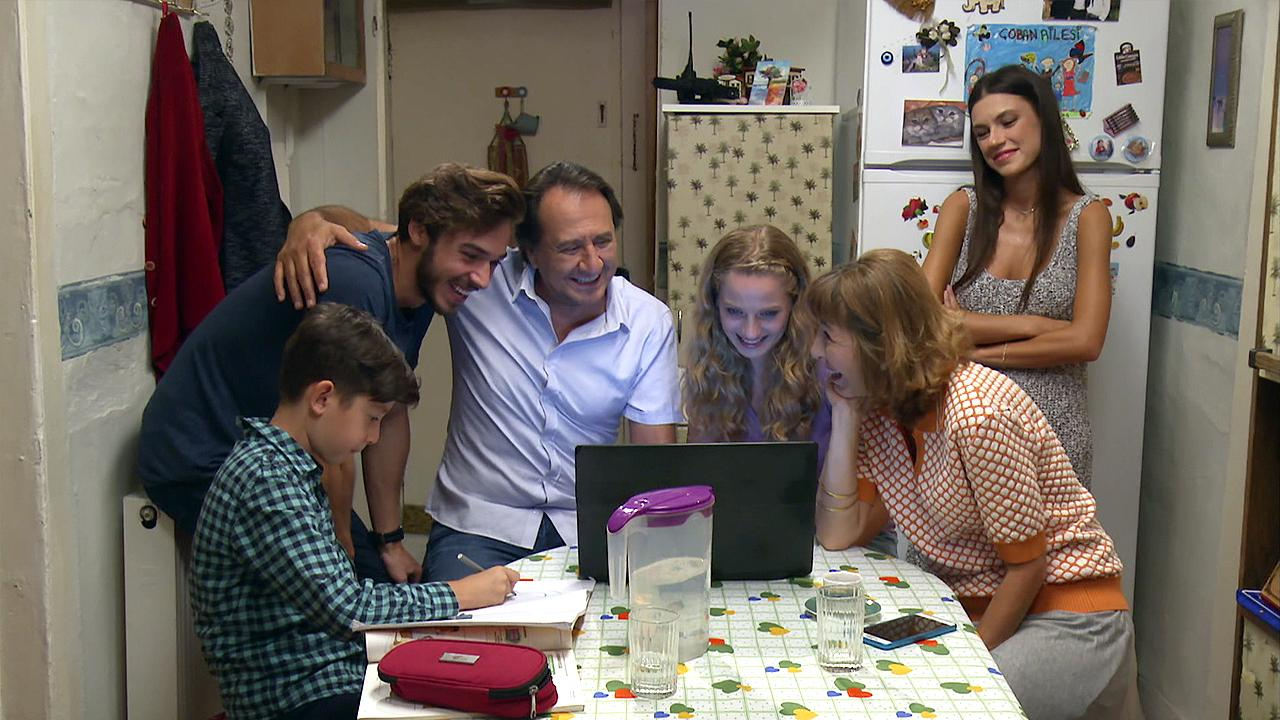 Youtuber Tekin ailesini gururlandırıyor!