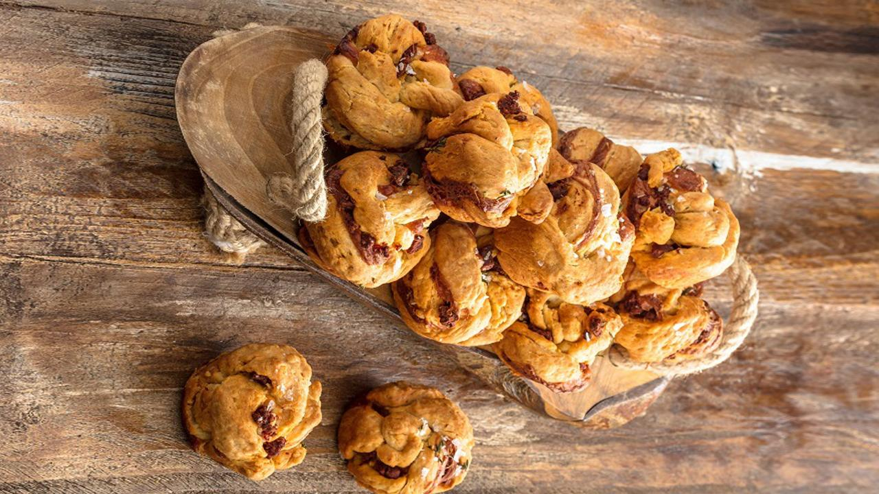 Sucuklu Peynirli Çörek - Sucuklu Peynirli Çörek Tarifi - Sucuklu Peynirli Çörek Nasıl Yapılır?