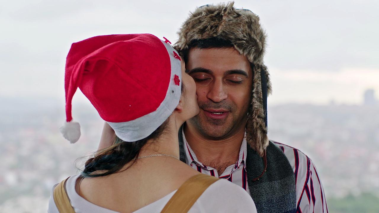 Dili tutulan Erkut, öpücüğü kaptı!