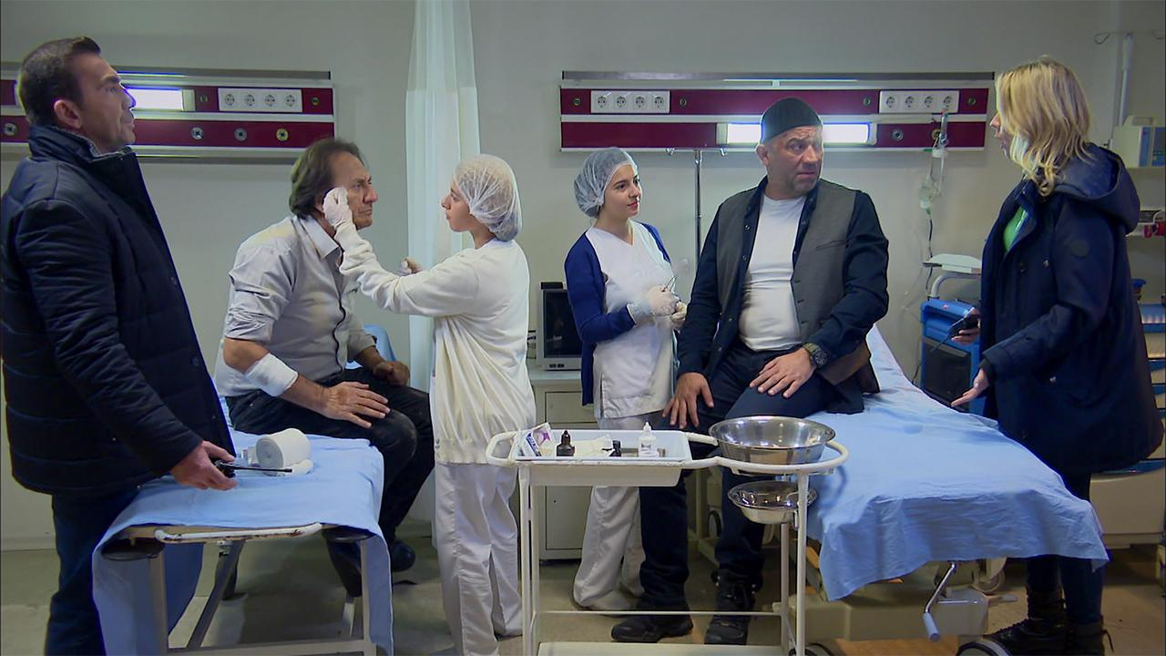 Sağırlık yaşayan Hüsnü ve Mesut hastaneyi birbirine kattı!