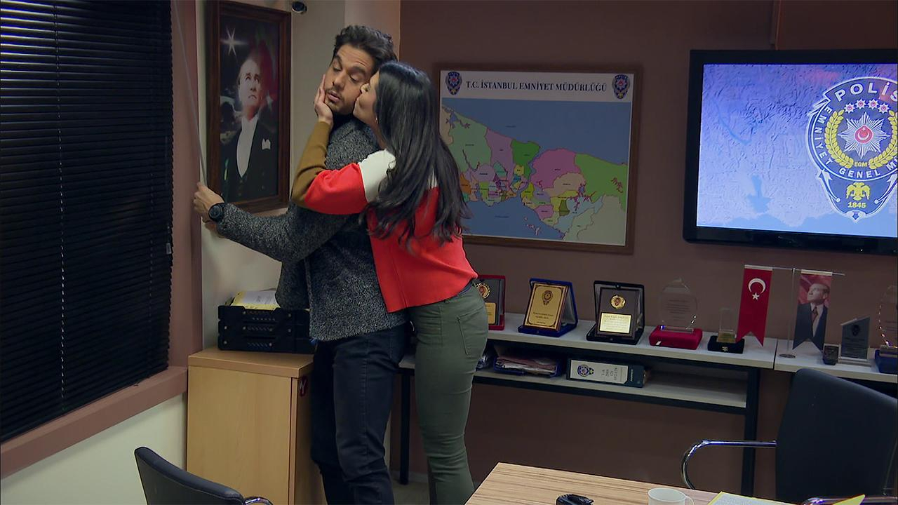 Ezgi, Cemal'i özür öpücüklerine boğdu!