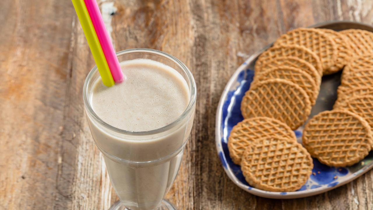 Muzlu Bisküvili Süt  - Muzlu Bisküvili Süt (Milkshake) Tarifi - Muzlu Bisküvili Süt Nasıl Yapılır?