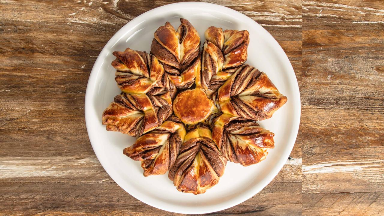 Çikolatalı Çiçek Çörek - Çikolatalı Çiçek Çörek Tarifi - Çikolata Çiçek Çörek Nasıl Yapılır?