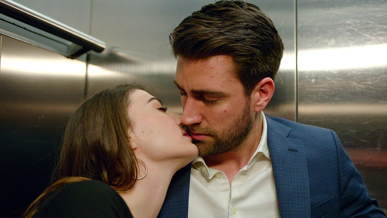 Ayşe, asansörde fenalaşıyor!