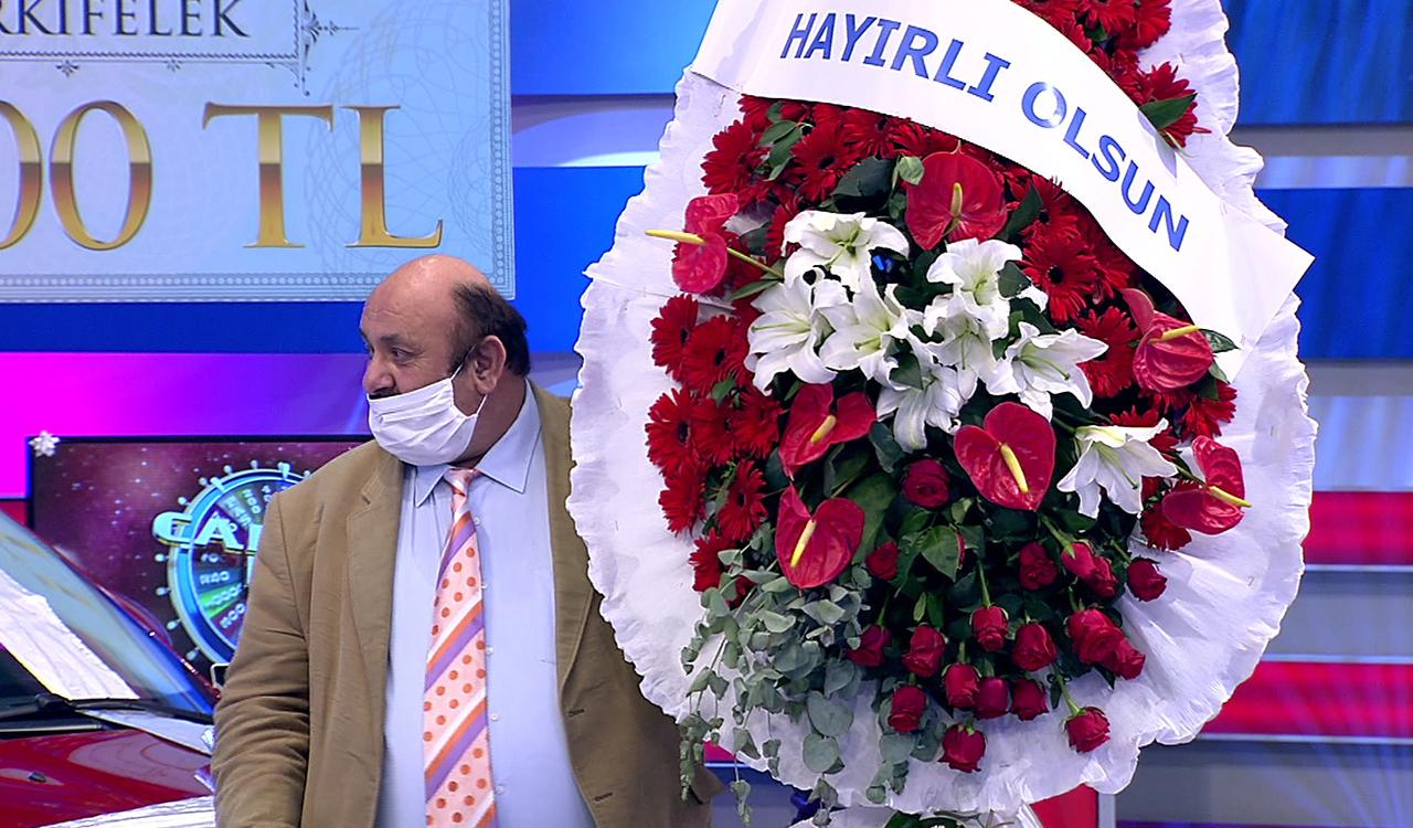 Emel'e çelenk gönderen gizli hayran kim?