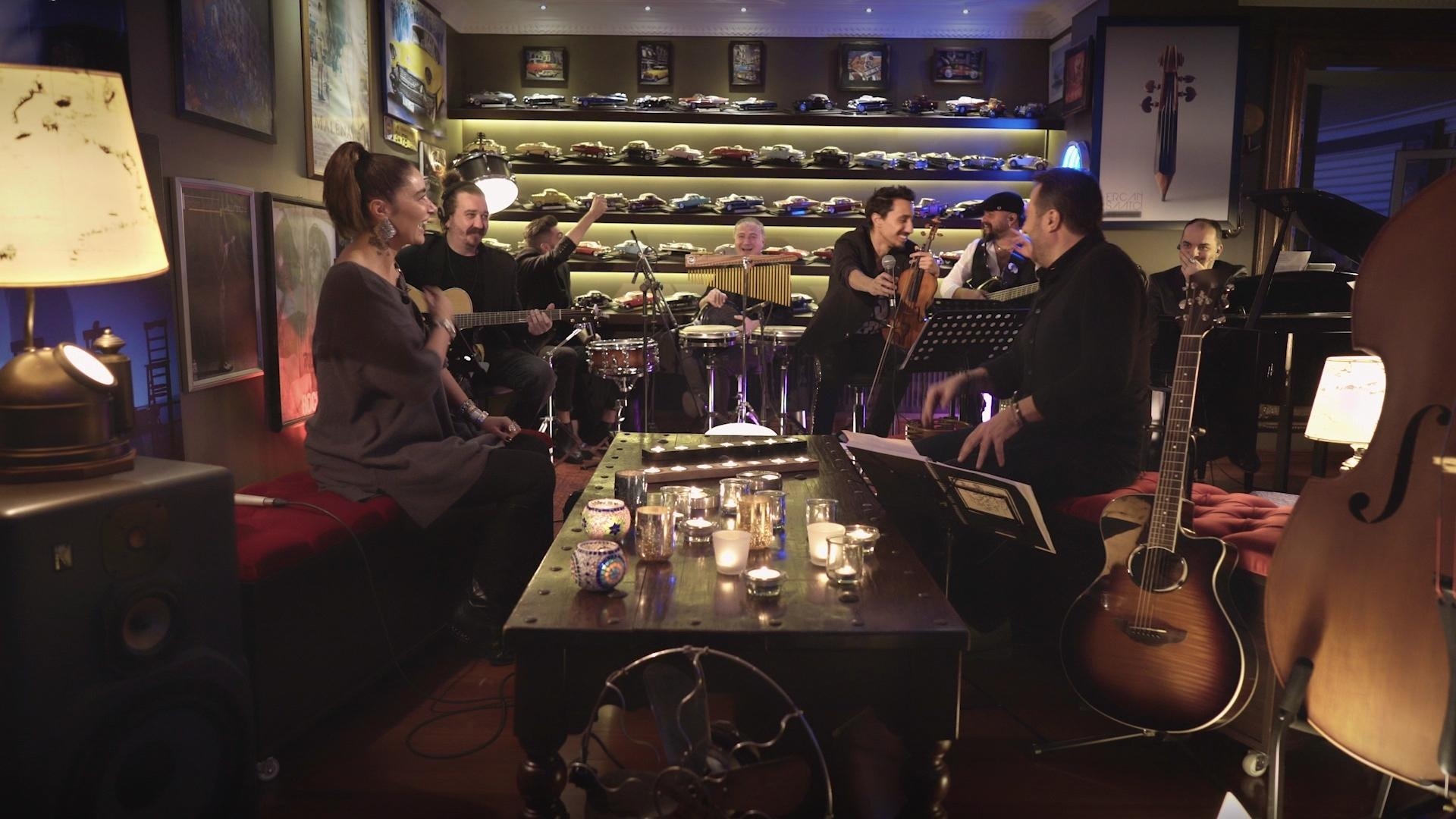 Çok Akustik’te müzik ve kahkaha dolu sohbet!