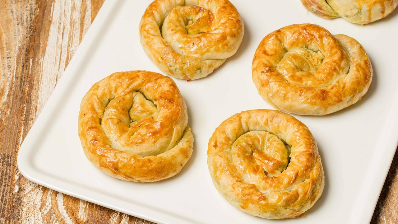  Tavuklu Pestolu Börek - Tavuklu Pestolu Börek Tarifi - Tavuklu Pestolu Börek Nasıl Yapılır?